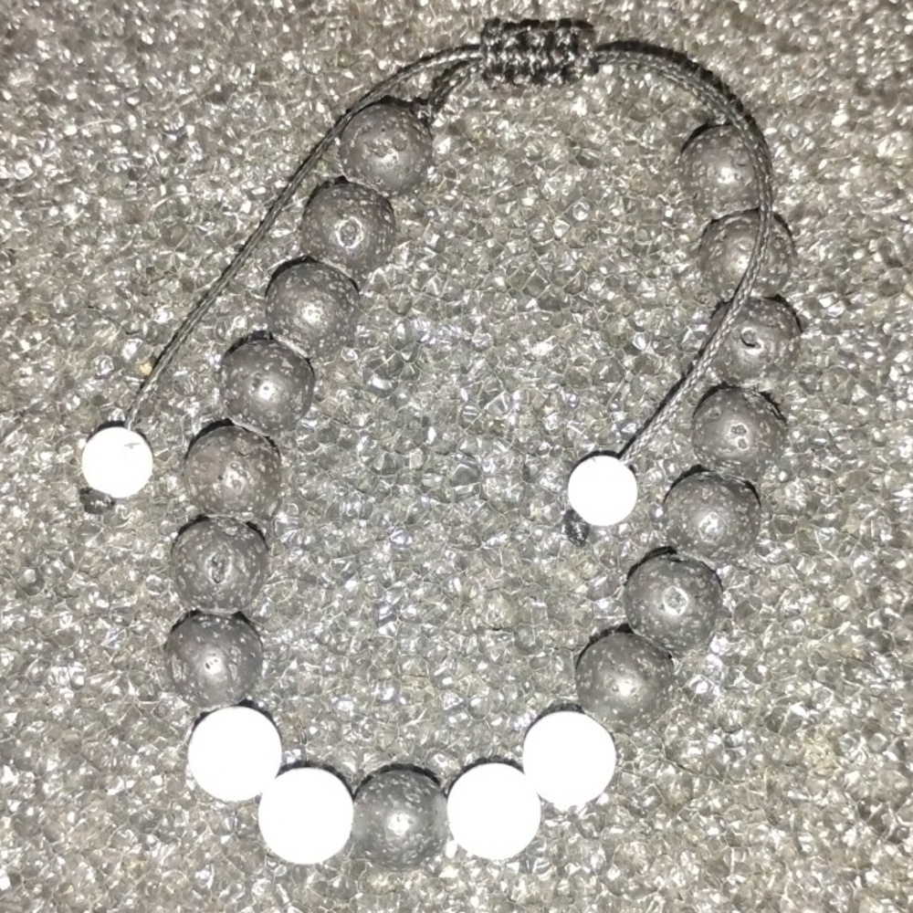 Black and White Beaded Bracelet - Picture 4 of 5